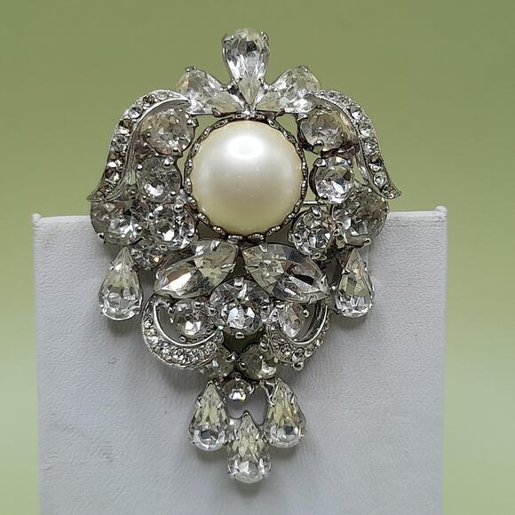 Vintage Weiss Wedding Brooch, Clear Rhinestones, Rhodium Plated, 2 1/2 In - Picture 2 of 10